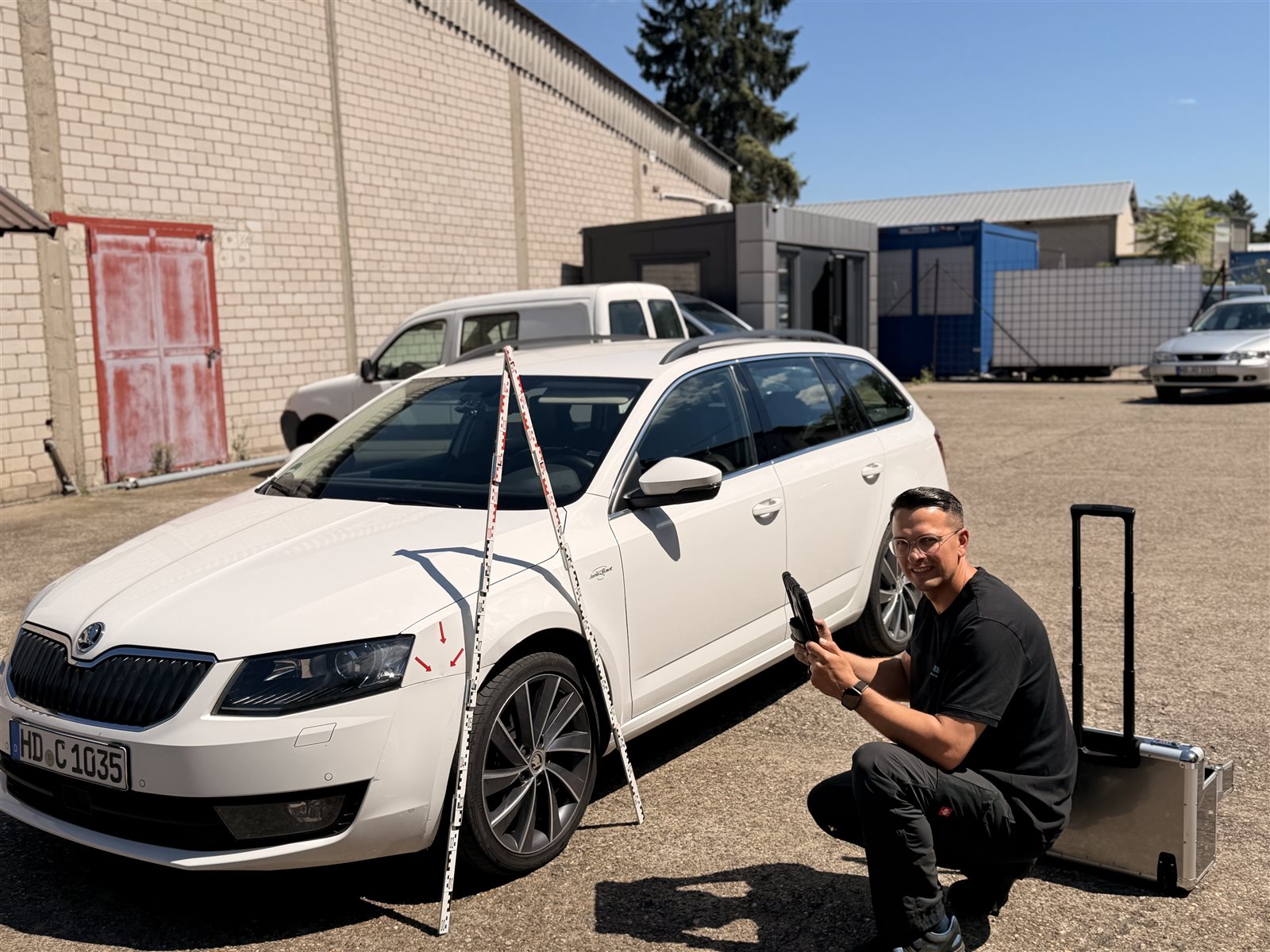 Kfz-Gutachter vermisst einen Fahrzeugschaden für ein Kfz-Gutachten im Raum Nußloch